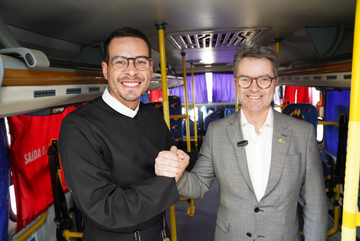 Saúde doa ônibus à Vila São Cottolengo