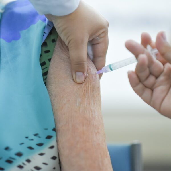 Em 7 meses, Goiás alcança mesmo número de casos de Srag de todo o ano de 2024 - pessoa idosa tomando vacina no braço