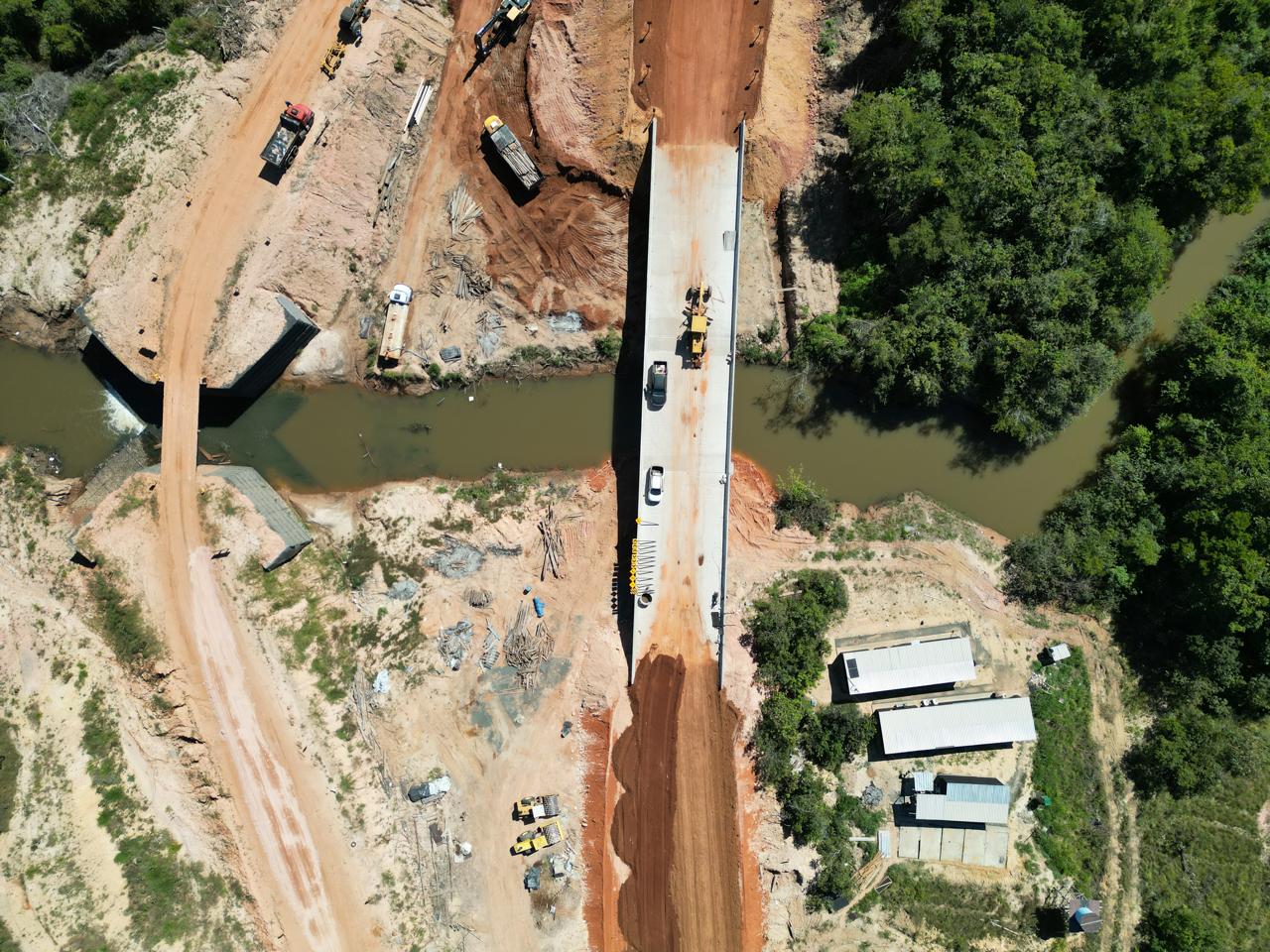 A ponte sobre o Ribeirão Água Parada tem 60 metros de extensão, duas faixas de 3,5 metros e acostamentos laterais de 1,5 metro. O investimento foi de mais de R$ 6,7 milhões oriundos do Tesouro Estadual. A nova estrutura substitui a antiga ponte de madeira, com mais de 40 anos de uso, que desabou em 18 de junho de 2024, após a passagem de uma carreta carregada de milho.