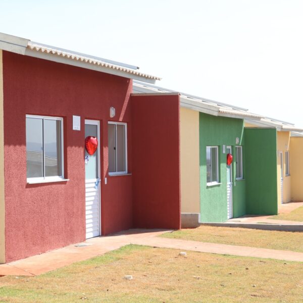 Governo entrega 30 casas a custo zero em Santa Cruz de Goiás