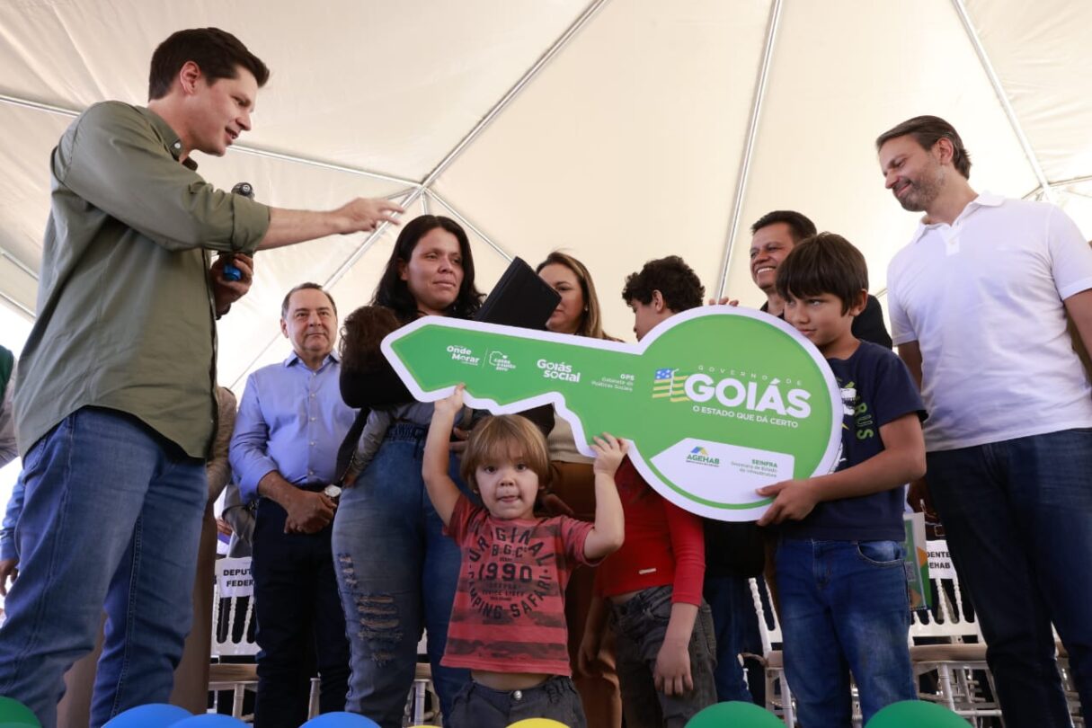 Anicuns recebe casas a custo zero, restauração de rodovia e quadra