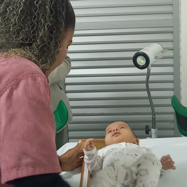 Médica atendendo bebê