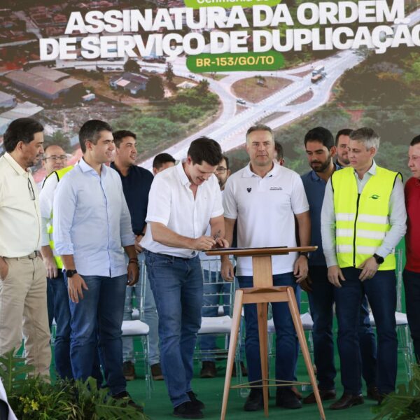 Daniel Vilela na assinatura da ordem de serviço da duplicação da BR-153