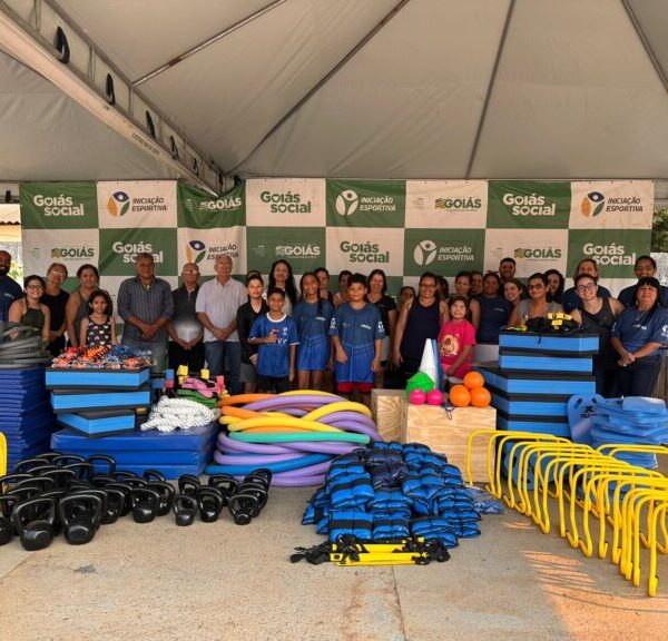 Entrega de materiais esportivos na Praça de Esportes do Setor dos Funcionários
