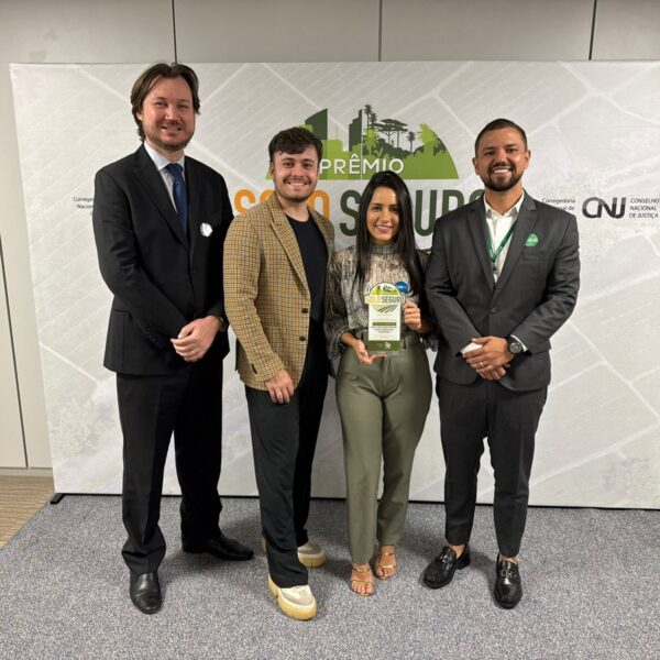 Equipe da Agehab em premiação