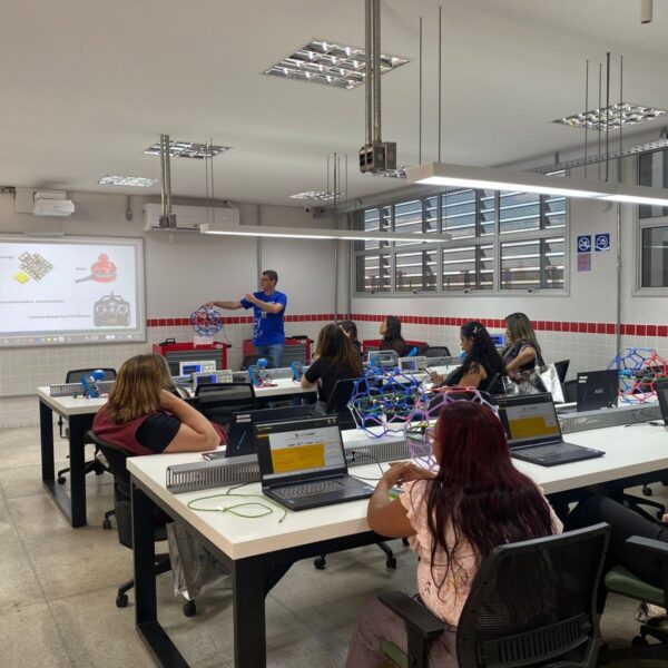 Escolas do Futuro capacitam alunos e professores de redes municipais