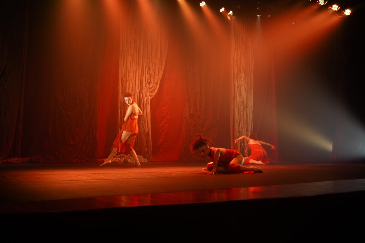 Cine Teatro São Joaquim apresenta "Trama" - Bailarinos do Nômades Grupo de Dança no palco