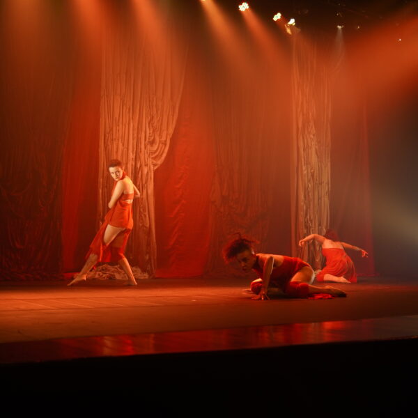 Cine Teatro São Joaquim apresenta "Trama" - Bailarinos do Nômades Grupo de Dança no palco
