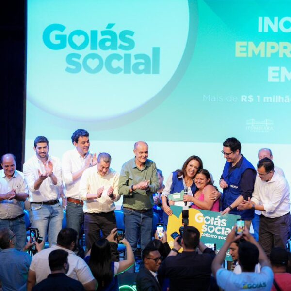 Goiás Social entrega certificados e benefícios em Itumbiara