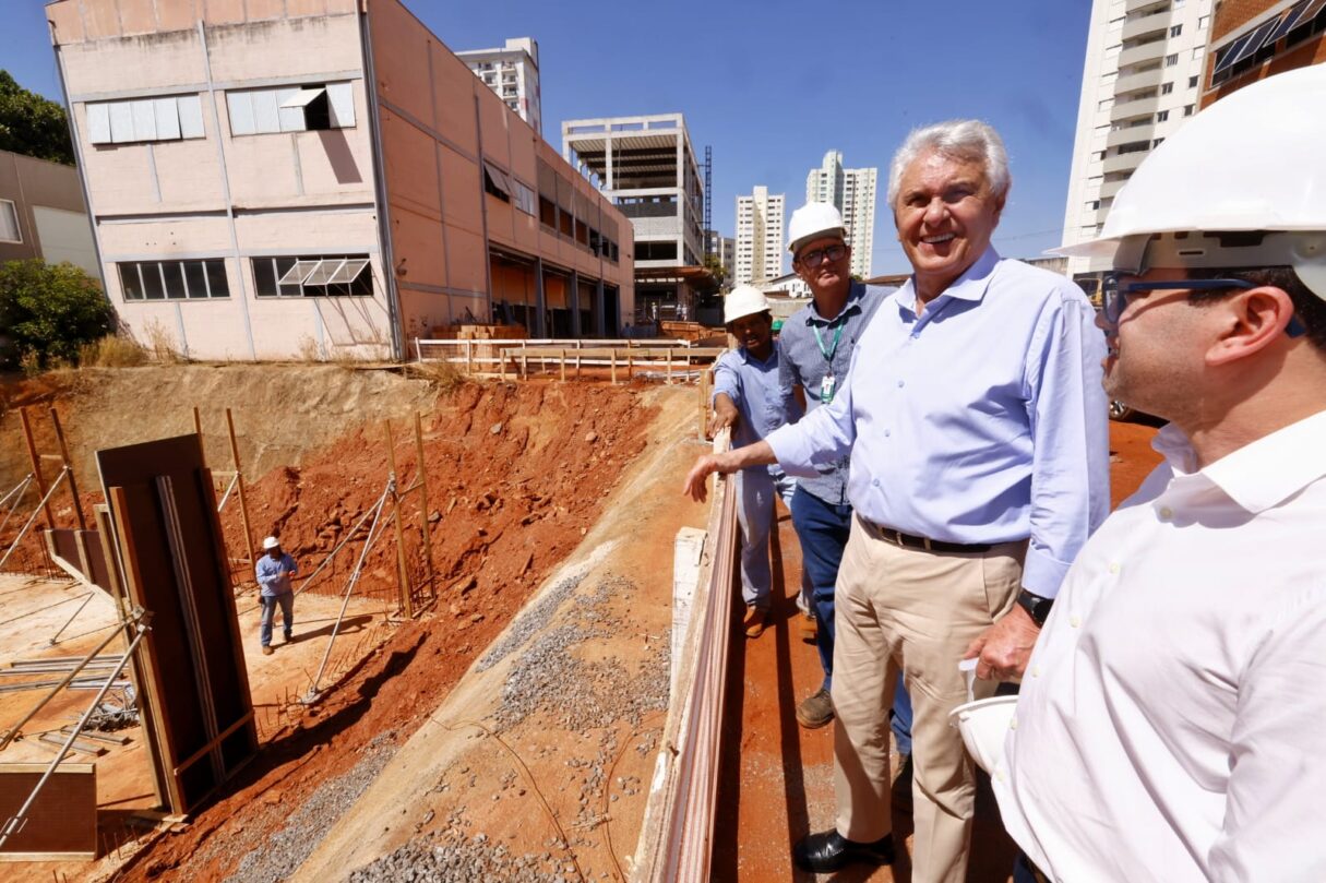 Caiado vistoria obras no Autódromo Internacional de Goiânia e Basileu França