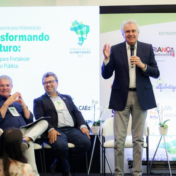 Caiado destaca avanço da alfabetização em Goiás durante seminário em Fortaleza