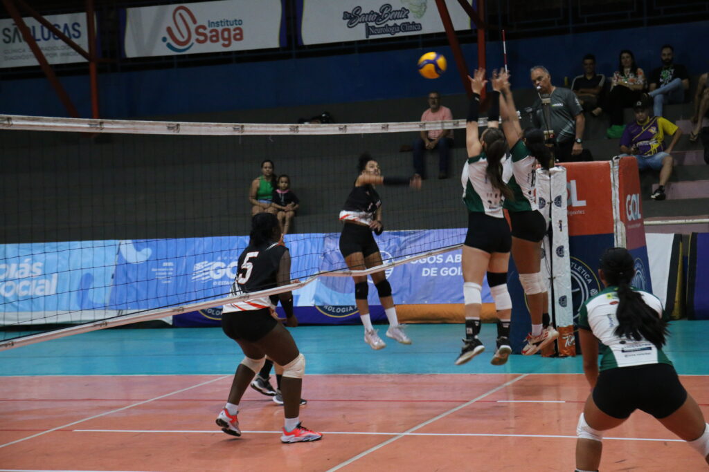 Disputa de vôlei nos Jogos abertos de Goiás