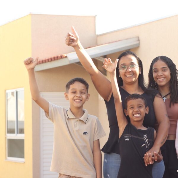 Rianápolis e São Miguel do Araguaia recebem benefícios habitacionais