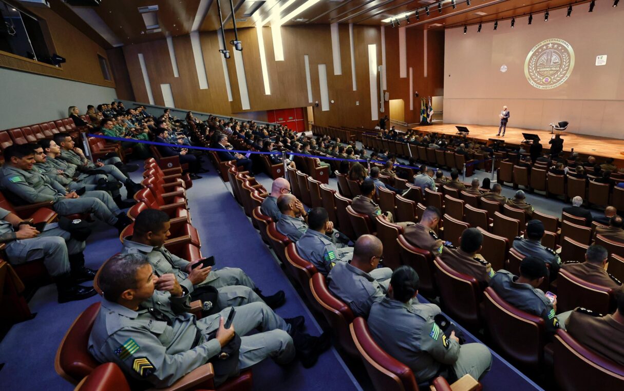 Caiado ministra aula magna em curso internacional de segurança