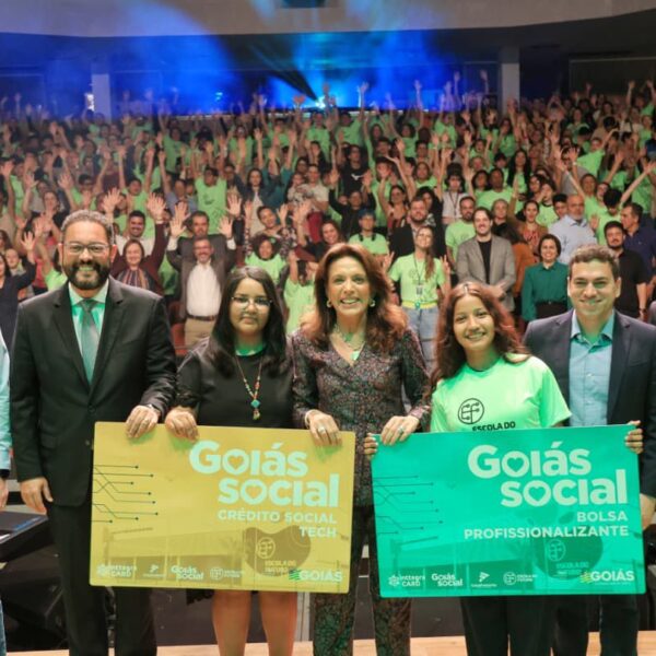 Entregues cartões do Bolsa Profissionalizante e do Crédito Social Tech