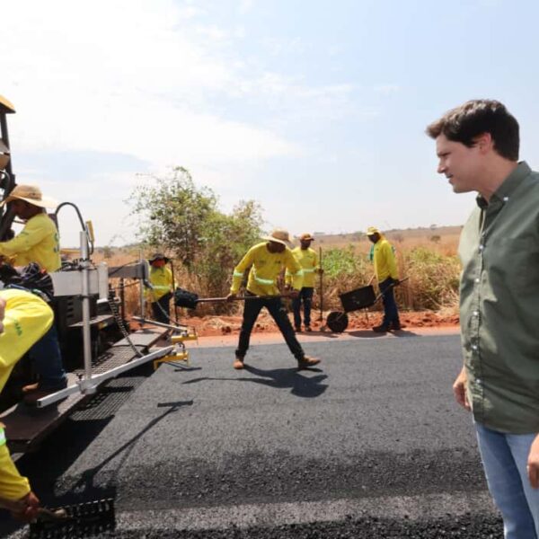 Daniel Vilela vistoria obras da GO-184 em Aporé