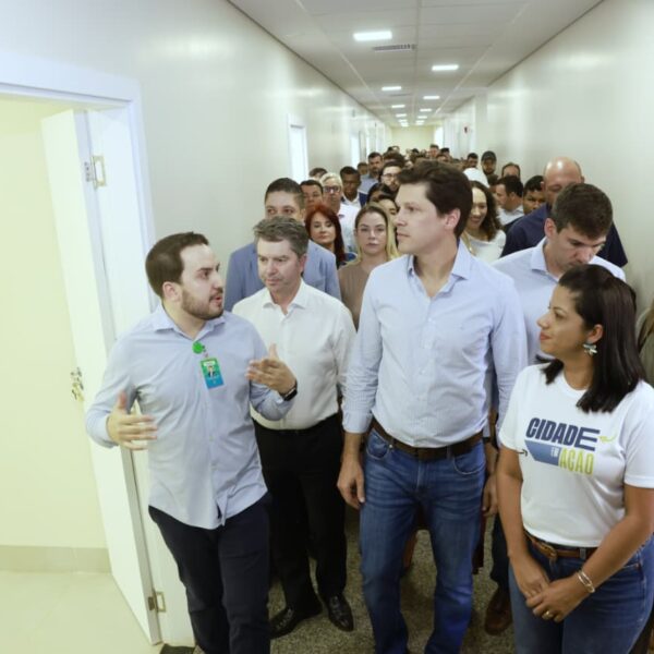 Daniel Vilela vistoria obras do Hospital Estadual de Formosa