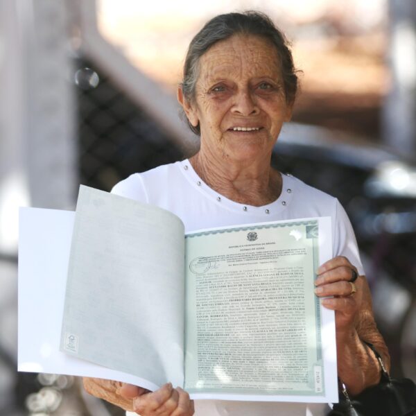 Dona Divina recebe escritura a custo zero