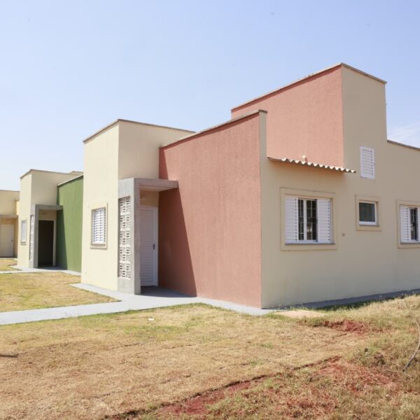 Governo entrega 30 casas a custo zero em Itarumã