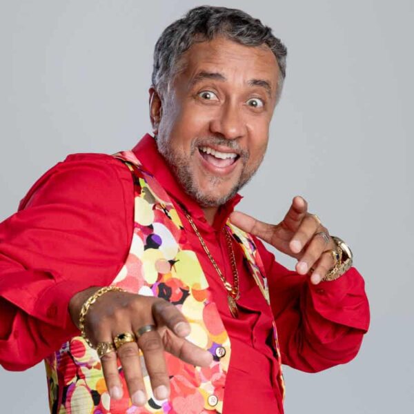 Humorista Paulinho Gogó apresenta novo espetáculo no Teatro Goiânia