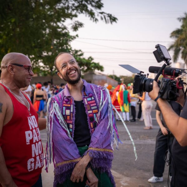 Telefilme “A Hora da Galhofa” revisita trajetória do festival de arte de rua em Goiânia