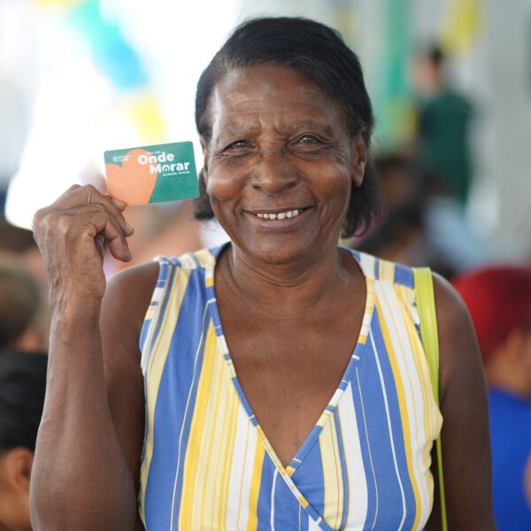 Agehab entrega cartões do Aluguel Social e escrituras de imóveis em Aparecida de Goiânia