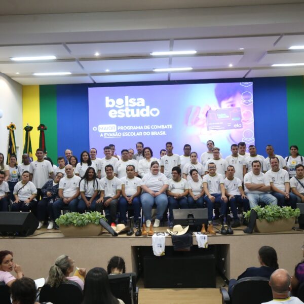 Entrega do cartão bolsa estudo