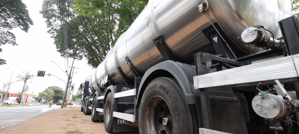 Caminhão com óleo lubrificante é apreendido em Goiânia por irregularidades fiscais e riscos à saúde dos consumidores Caminhão com óleo lubrificante é apreendido em Goiânia por irregularidades fiscais e riscos à saúde dos consumidores