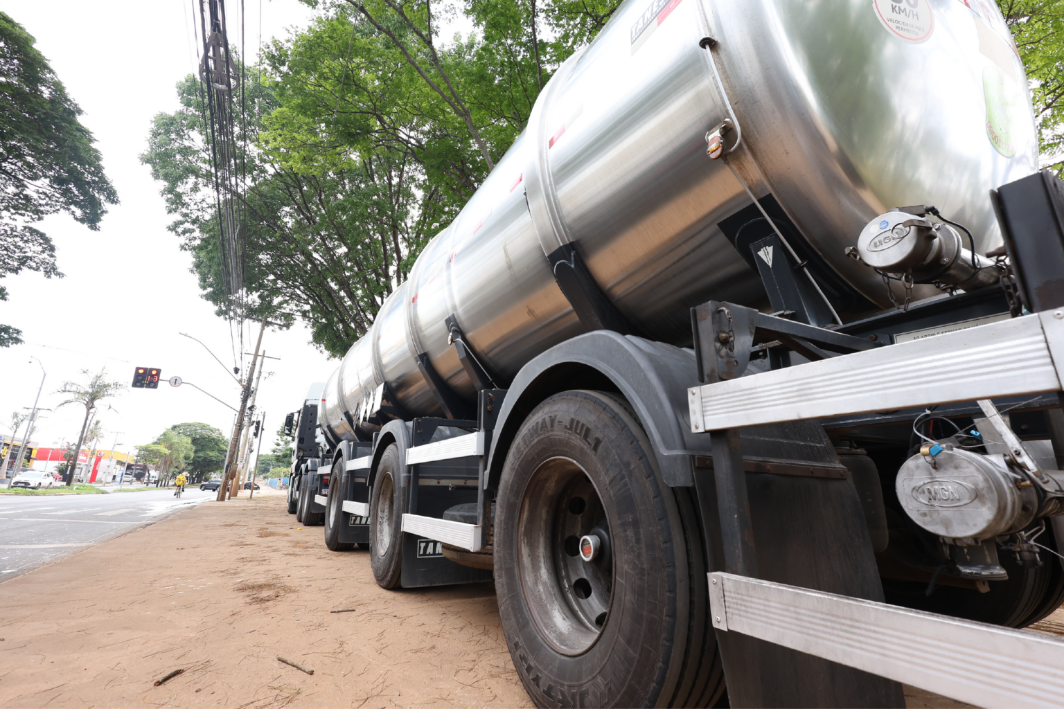 Fiscalização flagra carga irregular de óleo para lubrificantes