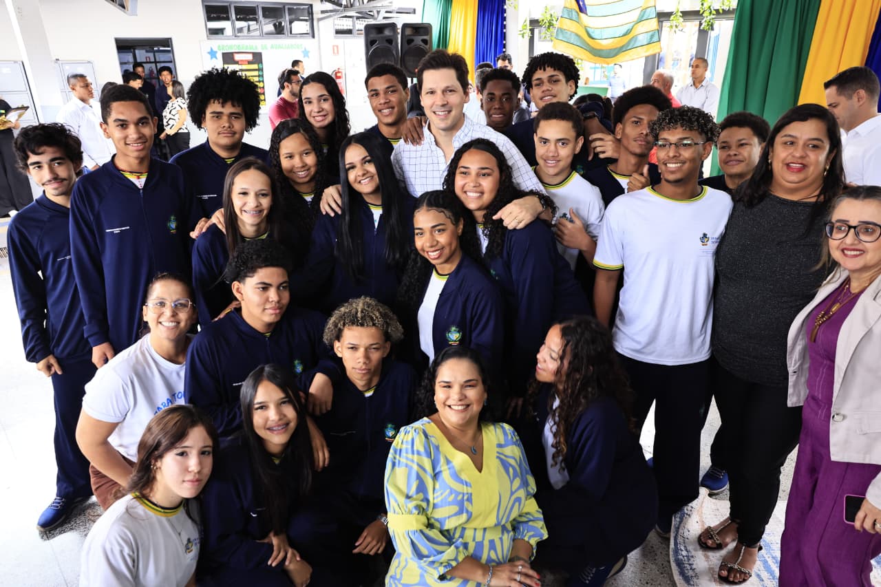 Daniel Vilela e alunops de Aparecida de Goiânia