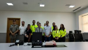 Detran entrega etilômetro a senador canedo