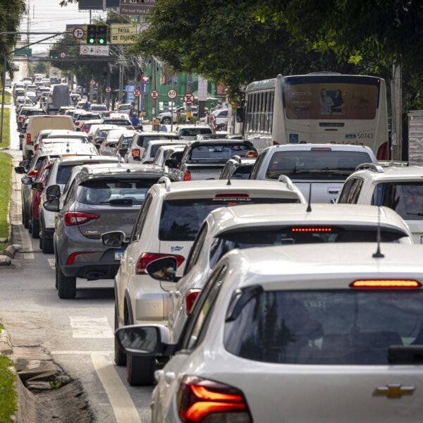 Economia e Detran unificam pagamento de débitos do veículo em atraso - Veículos enfileirados no trânsito da capital