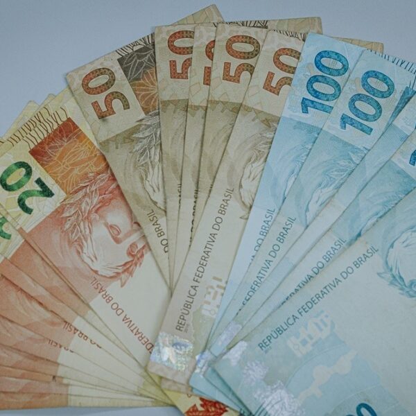 Nota Goiana sorteia R$ 200 mil nesta quinta-feira - Notas de vinte, cinquenta e 100 reais em forma de leque