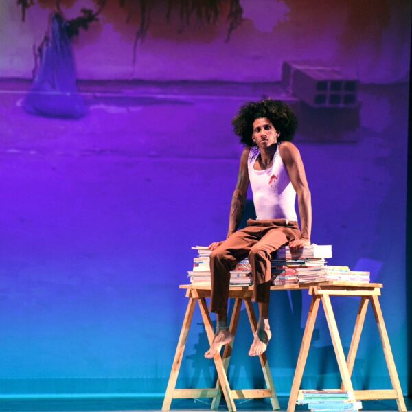 Espetáculo “Sob(re) a Pele” une acrobacia, poesia e memória em um potente manifesto sobre o corpo negro