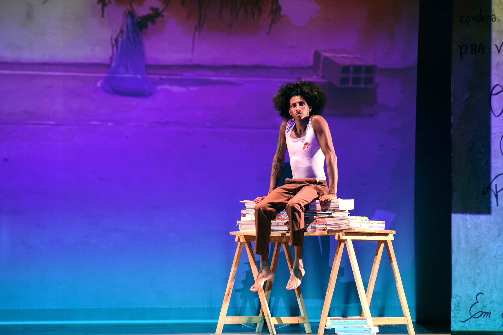 Espetáculo “Sob(re) a Pele” une acrobacia, poesia e memória em um potente manifesto sobre o corpo negro
