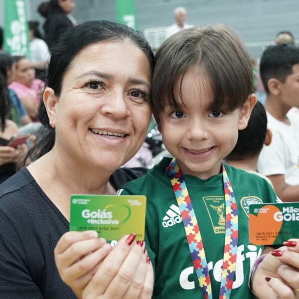 Mãe e filho recebem cartões do Goiás Social em Senador Canedo