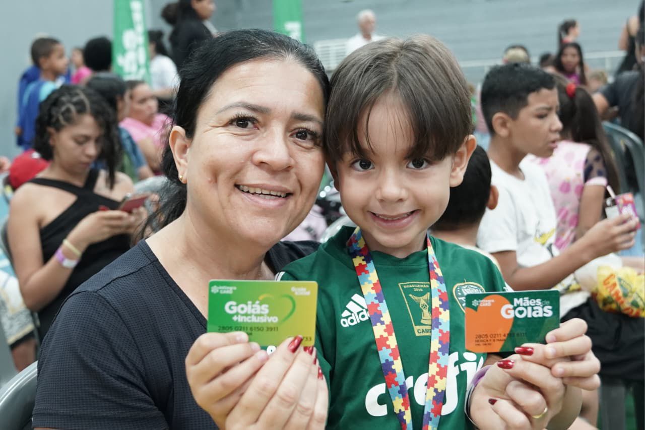 Mãe e filho recebem cartões do Goiás Social em Senador Canedo
