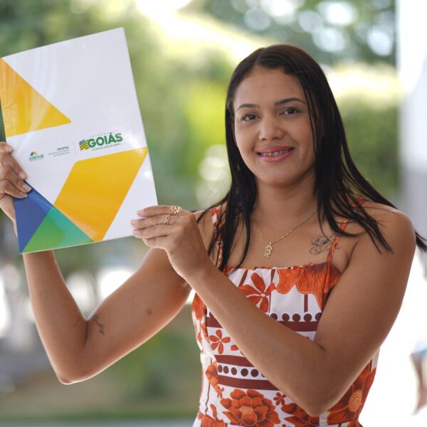 Mulher recebe escritura da Agehab