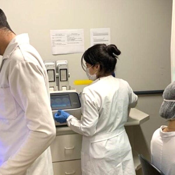 Governo de Goiás amplia em 157% investimentos na Fapeg - cientistas durante pesquisa em laboratório