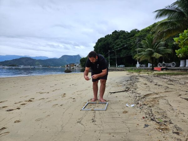 Pesquisa liderada por Goiás revela que 70% das praias brasileiras estão contaminadas por microplásticos