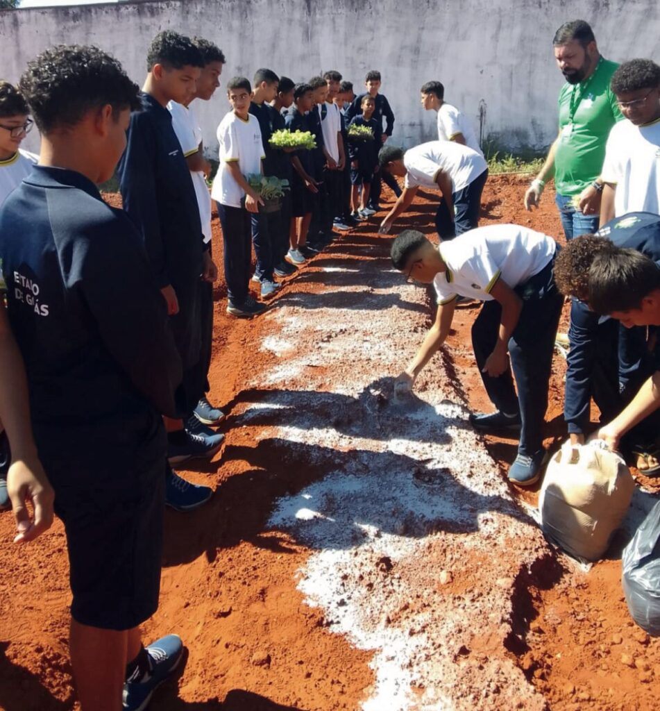 Alunos do Cora Coralina na hosrta sustentável