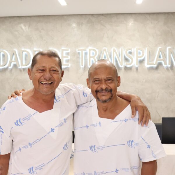 Irmãos recebem rins da mesma doadora em transplantes inéditos realizados no HGG