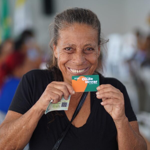 Mulher recebe cartão do Aluguel Social