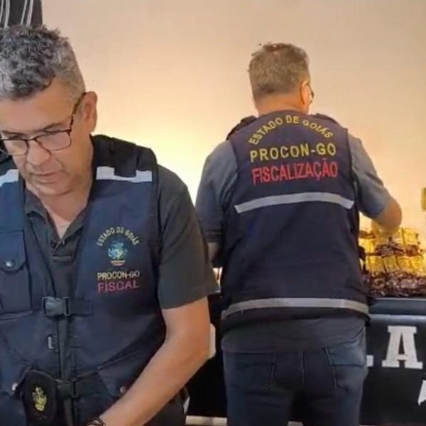 Procon apreende produtos vencidos em supermercado de Abadiânia