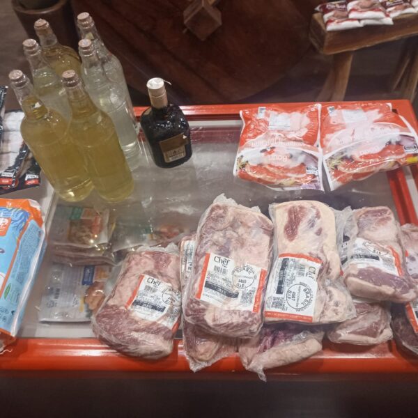 Procon apreende produtos em supermercados