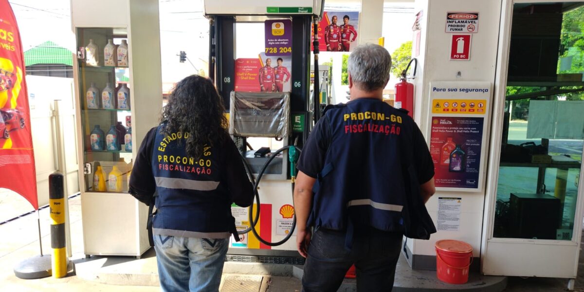 Fiscais do Procon em postos de combustíveis