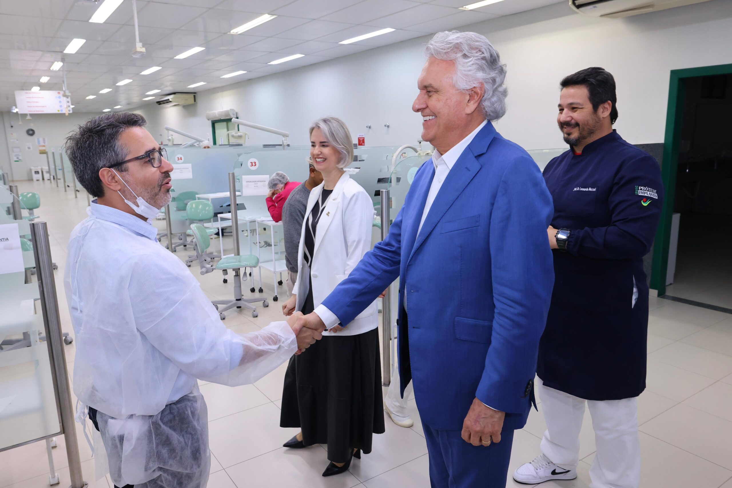 Caiado dialoga sobre financiamento estudantil e inovação em SC - Caiado visitando laborátoria de universidade em SC