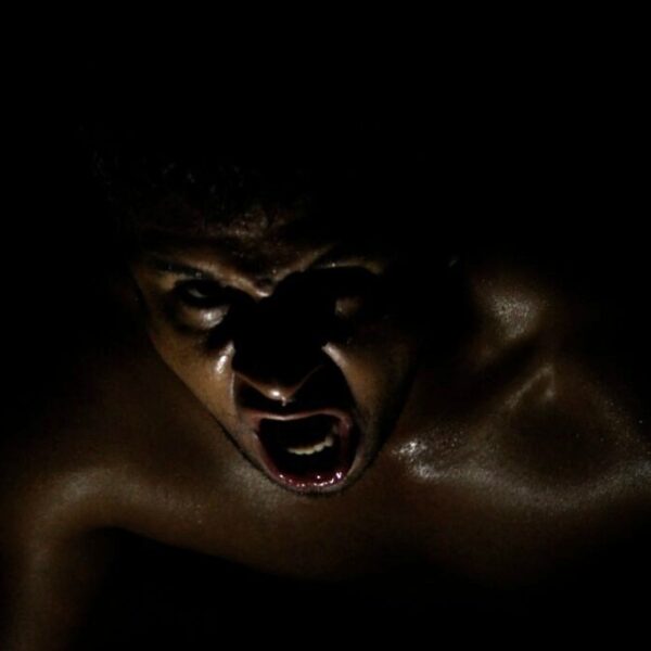 Espetáculo goiano “Espécie” inicia nova turnê internacional na Europa e expande fronteiras do teatro físico