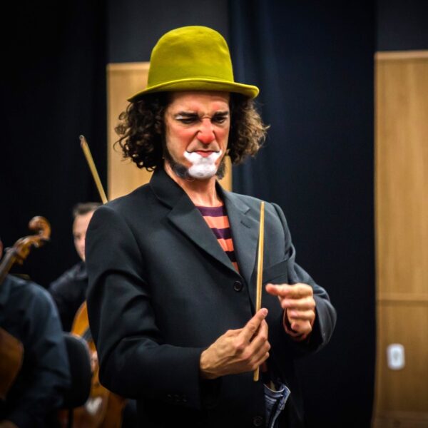 Festival de Circo Fora do Eixo ocupa teatros no Centro de Goiânia - palhaço no palco