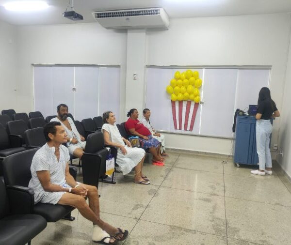 Cinema do HEL leva lazer e acolhimento a pacientes em longa permanência